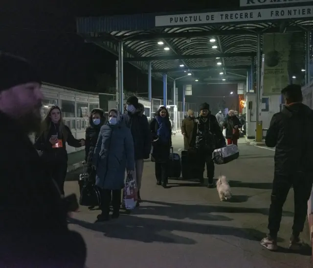 Kada prođu granični prelaz, čeka ih grupa volontera koji im daju osnovne namirnice i kartice za mobilne telefone