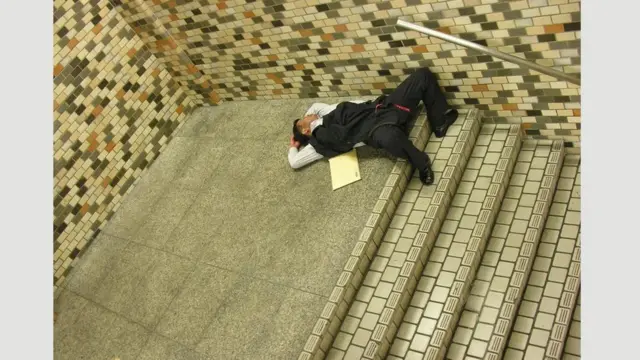 Чоловік спить у громадському місці