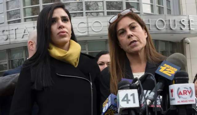 在纽约布鲁克林法院外，古兹曼的妻子科罗内尔（左）听候律师葛伦特回答问题