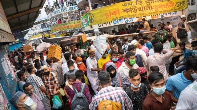 बाङ्ग्लादेशमा प्रतिबन्ध लाग्नुअघिको भिड