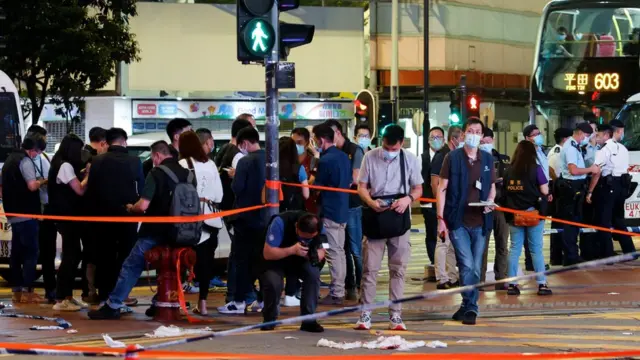 事发在铜锣湾的闹市,现场留有血迹。
