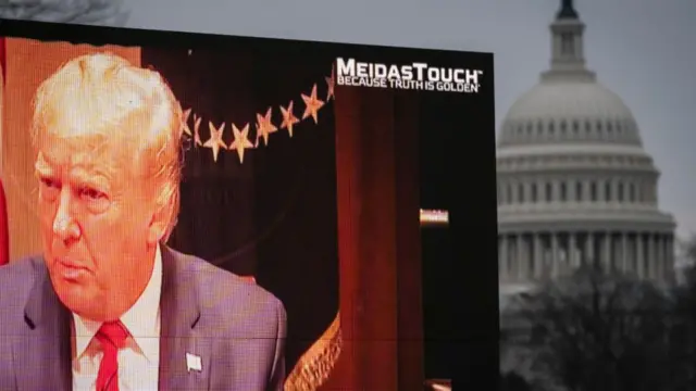 الرئيس السابق دونالد ترامب على شاشة أمام مبنى الكابيتول