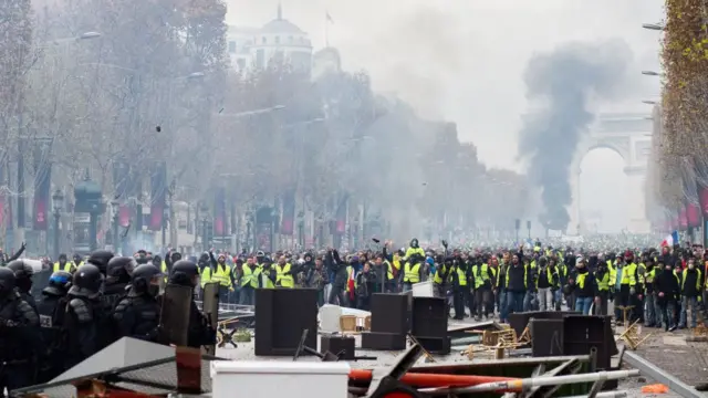 Champs Elysees Caddesi'ndeki sarı yelekliler eylemi.