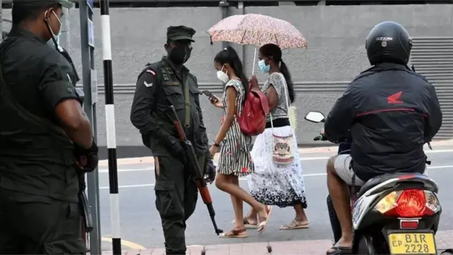 કોલંબોમાં કટોકટી પછી તૈનાત સુરક્ષાકર્મી (2 એપ્રિલની તસવીર)