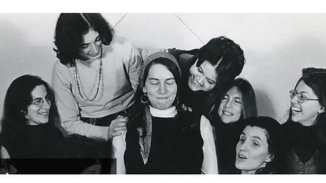 বইটিতে নারীদের স্বাস্থ্য ও যৌনতা বিষয়ক ব্যক্তিগত গল্পের সাথে বাস্তব তথ্যের সমন্বয় ঘটাো হয়েছিল।