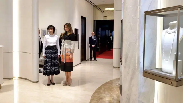 梅拉尼娅·特朗普（中）与安倍昭惠（左）抵达东京银座御木本真珠店本店（5/11/2017）
