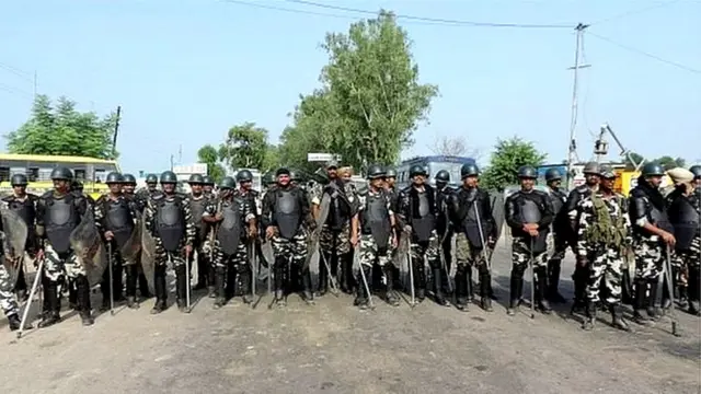 ڈیرہ کے باہر فوجی دستے