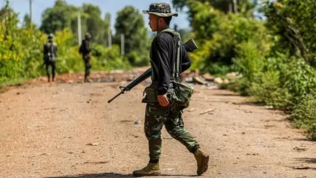 একটি সড়ক পাহারা দিচ্ছে মিয়ানমারের সৈন্যরা