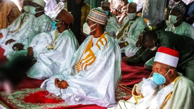 Gwamna Babagana Zulum na jihar Borno da wasu jami'an gwamnati a masallacin Idi da ke Maiduguri ranar Lahadi