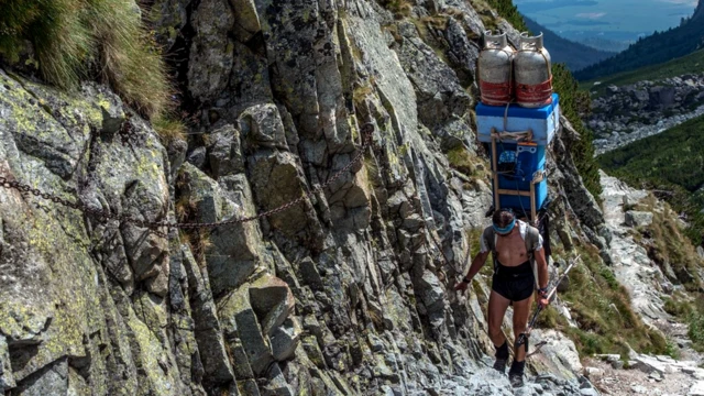 Груз, переносимый шерпой, может достигать 100 кг