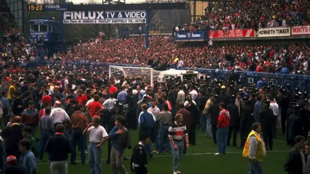 Polisi, staf medis, dan penonton di Stadion Hillsborough
