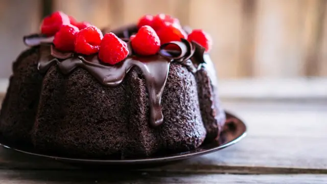 Шоколадный пудинг с малиной