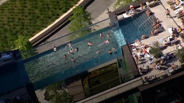 Piscina flotante vista desde arriba