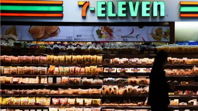 รัฐบาลประกาศเคอร์ฟิวตั้งแต่ 3 เม.ย. ทำให้ร้านสะดวกซื้อต้องปิดเวลา 22.00-04.00 น.