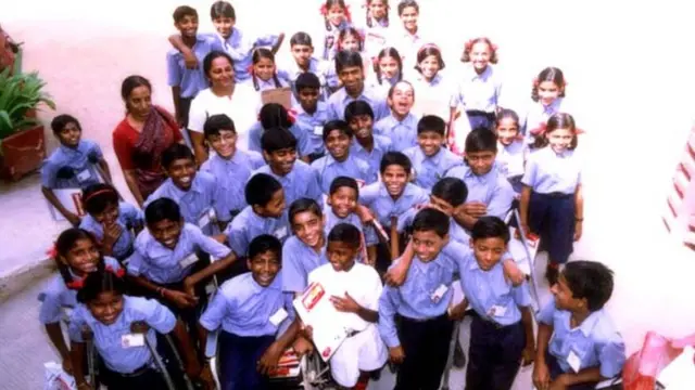 दिव्यांग बच्चों का स्कूल में ग्रुप फ़ोटो