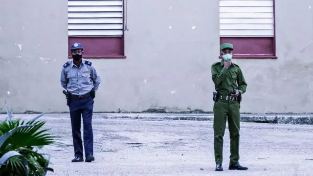 Policía y militar cubanos.