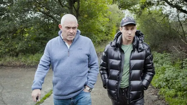 در این مستند، جویی با پدرش درباره خاطره‌های کودکی‌اش حرف می‌زند