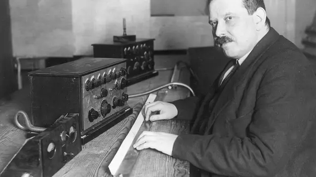 Friedrich Trautwein, el inventor, con su invento.