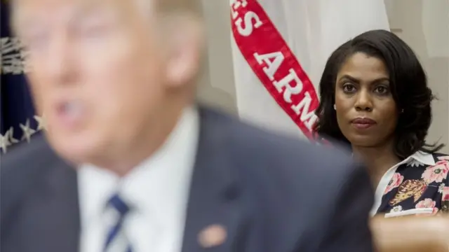 Imagem mostra Donald Trumpplataforma de aposta onlineprimeiro plano e Omarosa Manigault Newman ao fundo. Ela afirma,plataforma de aposta onlinelivro lançado esta semana, que o presidente dos EUA é racista, sexista, intolerante e e que estáplataforma de aposta onlinedeclínio mental.