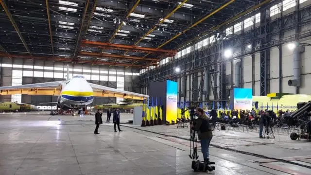 Сцена Зеленського на "Антонові"