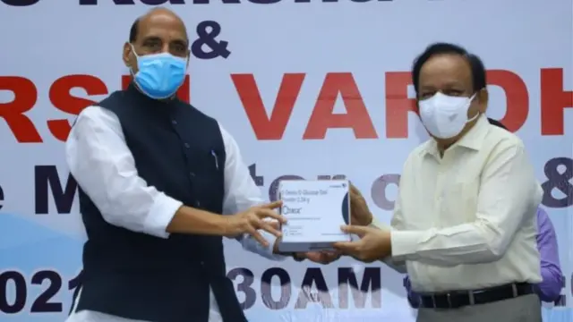2dg ఔషధాన్ని కేంద్ర ఆరోగ్య మంత్రి హర్షవర్థన్‌కు అందజేస్తున్న రక్షణ మంత్రి రాజ్‌నాథ్ సింగ్