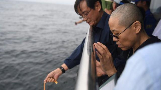 沈阳市人民政府新闻办公室提供的照片中，刘霞和家人参与海葬仪式