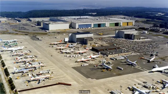 Ndege zilizo kamilishwa kuundwa huvutwa kwenye daraja hadi karibu na uwanja wa ndege uliyo karibu