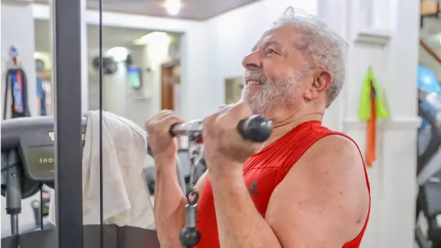 Lula fazendo ginástica