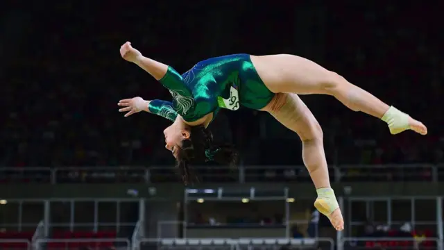 Alexa Moreno en la barra de equilibrio