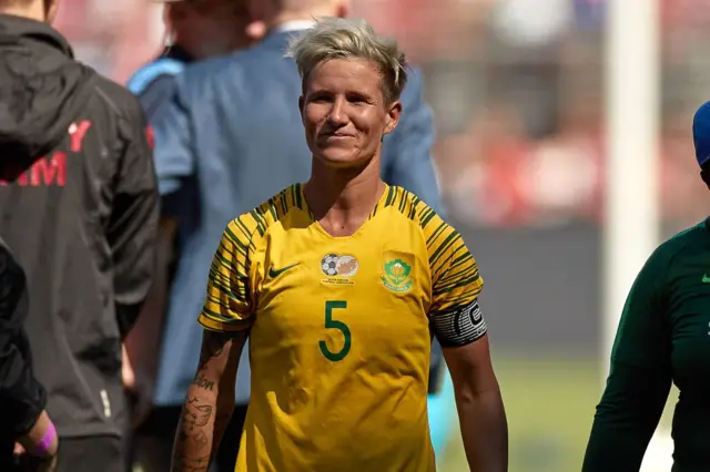 ''Ça fait 14 ans que j'évolue en sélection nationale et ce n'est que depuis le début de la Coupe du Monde que les gens me reconnaissent, l'équipe a connu un réel essor dans mon pays'' s'enthousiasme Janine Van Wyk.