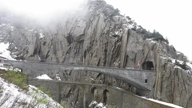 Vía que lleva al túnel de base de San Gotardo