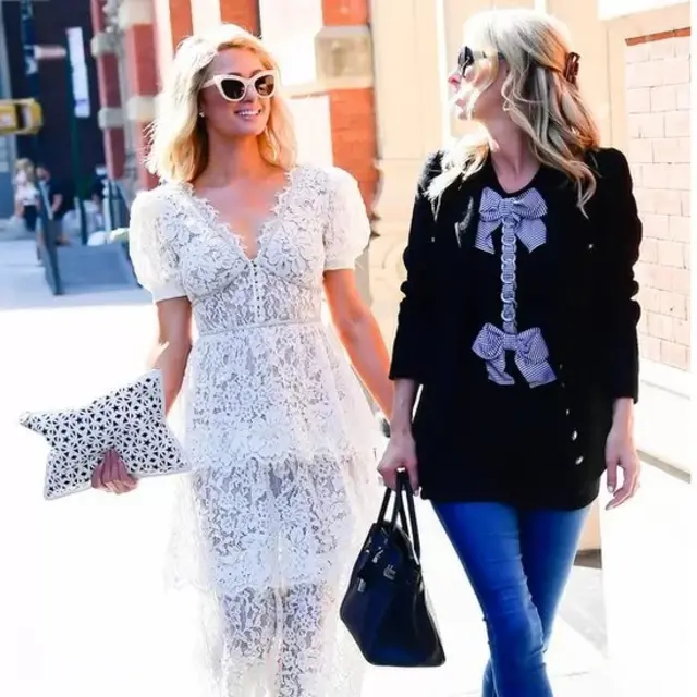 महंगे बैग लिए दो महिलाएं