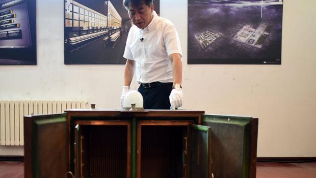 El curador del museo en conmemoración a las víctimas de la Unidad 731 en China muestra una máquina para producir bacterias de peste bubónica como evidencia de las actividades del laboratorio.