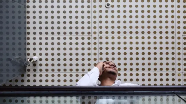 قد يستخدم المديرون البيانات المجمعة من أجهزة المراقبة والتتبع لمكافأة العاملين أو معاقبتهم، وتقييم مدى كفاءة الموظف في أداء المهام التي كُلف بها