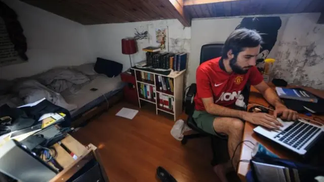 Hombre en una pequeña habitación