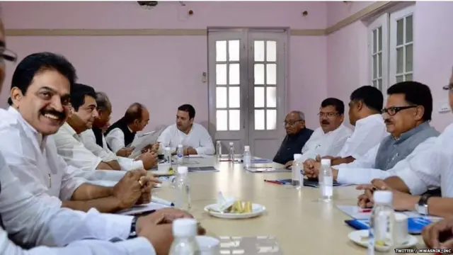 मुकुल वासनिक (उजवीकडून तिसरे) राहुल गांधींच्या जवळचे मानले जातात.