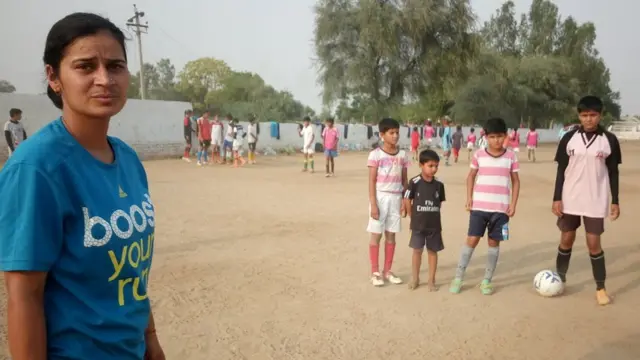 ਫੁੱਟਬਾਲ ਖੇਡਦੀਆਂ ਕੁੜੀਆਂ