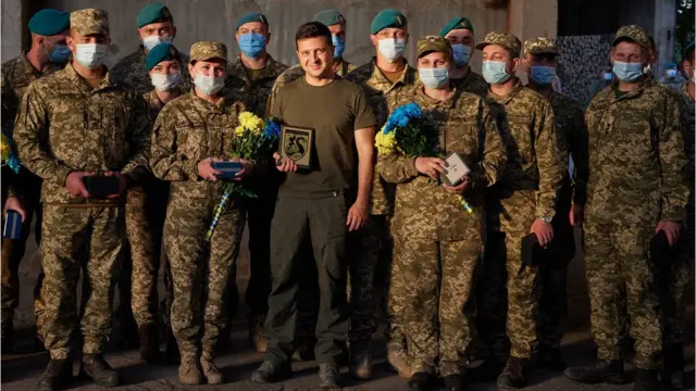 युक्रेनचे अध्यक्ष वोलोदिमीर झेलेन्स्की यांचे हे दुर्मिळ 10 फोटो पाहिलेत का?