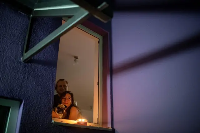 ثتائي يشاهد فيلماً من الشباك في برلين