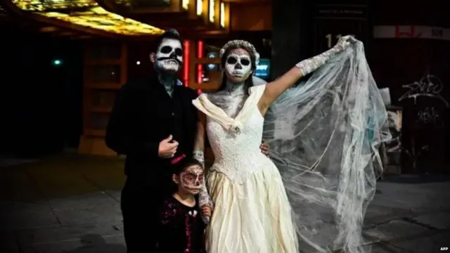 ਫ਼ਿਲਮ ਦੇ ਇੱਕ ਸੀਨ ਵਿੱਚ ਬਾਂਡ ਪਿੰਜਰ ਵਰਗੇ ਪਹਿਰਾਵੇ ਪਾ ਕੇ ਪਰੇਡ ਕੱਢ ਰਹੇ ਲੋਕਾਂ ਵਿੱਚੋਂ ਖਲਨਾਇਕ ਦਾ ਪਿੱਛਾ ਕਰਦਾ ਹੈ।