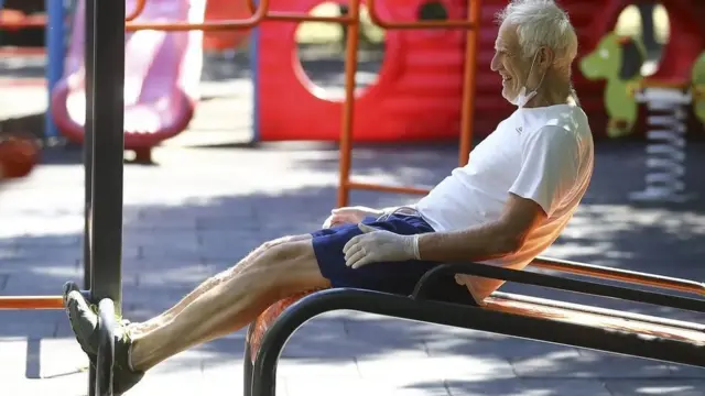 雖然維護老年健康主要依靠新藥物的研發,但最好的策略還是有賴於健康的日常生活,比如鍛煉身體之類。