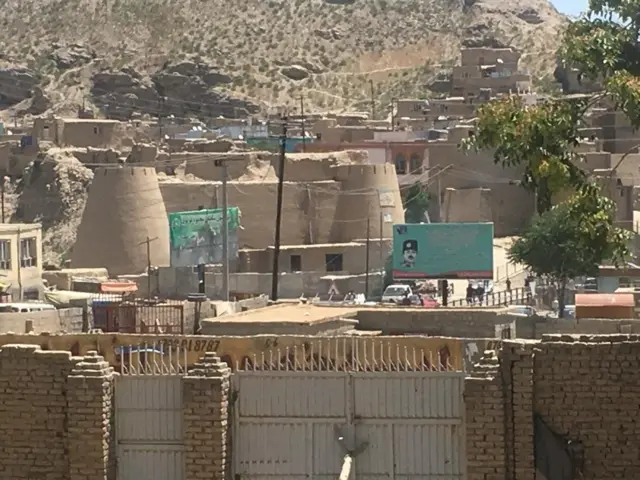 ددغې ودانۍ جوړښت لکه د ننیو ودانیو په څېر نه دی.