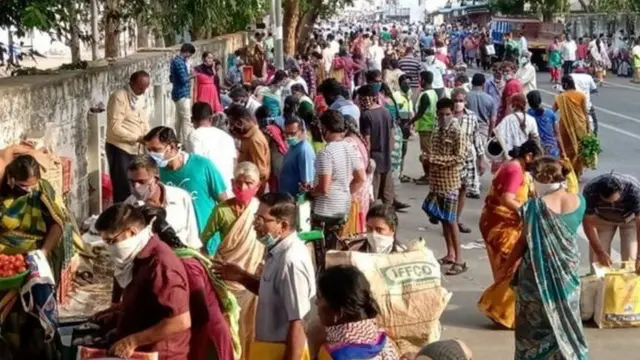 కరోనావైరస్:భౌతిక దూరం ఊసే మర్చిపోతున్న జనం