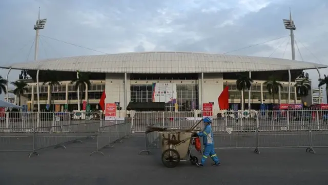 Bộ trưởng Trần Hồng Hà nói có thể lấy sân vận động làm nơi chứa nước