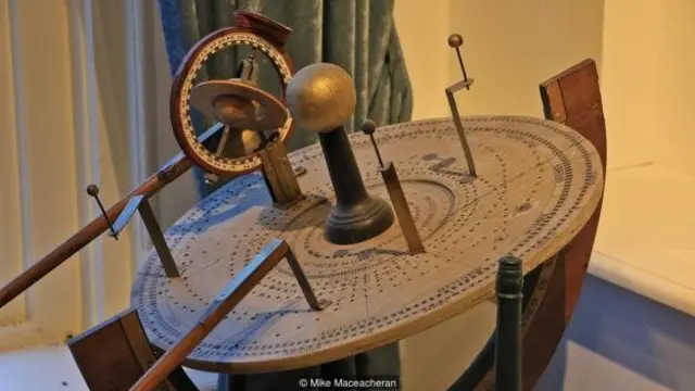 Ketepatan matematis yang dibutuhkan untuk merancang planetarium ini butuh waktu lama untuk dipahami.