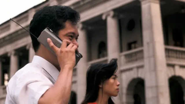 চীনে একজন কথা বলছেন প্রথম যুগের মোবাইল ফোনে