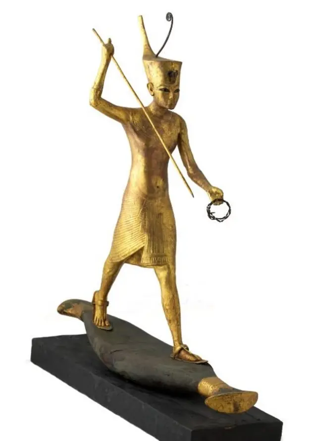 Золоченая деревянная скульптура Тутанхамона на лодке, на которой по верованиям древних египтян умерший перебирался в царство мертвых