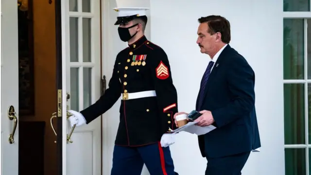 ট্রাম্পের সঙ্গে দেখা করতে যাওয়ার সময় মাইকেল লিন্ডেল। গতকাল ১৫ জানুয়ারি এই ছবি তোলেন ওয়াশিংটন পোস্টের ফটোগ্রাফার।