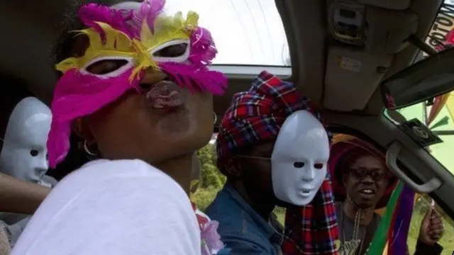 Pipo wear face mask to pose as dem siddon inside car during di first Ugandan gay pride rally
