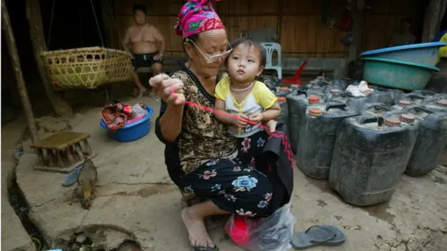 หญิงม้งที่ค่ายผู้อพยพถ้ำกระบอก(แฟ้มภาพ) ในประเทศในมีชุมชนม้งกระจายอยู่ในภาคเหนือและภาคกลาง รวมกว่า 2 แสนคน